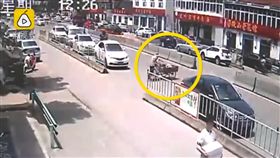 遭騎士撞飛只拿634元賠償　三輪車翁拒絕就醫2小時暴斃（圖／翻攝自梨視頻）
