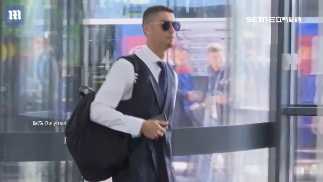 打包回家！C羅帥氣現身機場難掩落寞