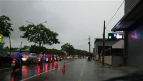 高雄大雨  低窪地區積水因對流雲系發展旺盛，高雄市凌晨3時起持續降雨，早上7時出現大雷雨，民眾通報鳥松區往大寮在神農路一帶積水約20公分，水深半個輪胎，道路被局部封閉，影響上班車流。（民眾提供）中央社記者王淑芬傳真  107年7月2日