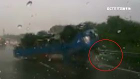 L貨車雨翻覆1000