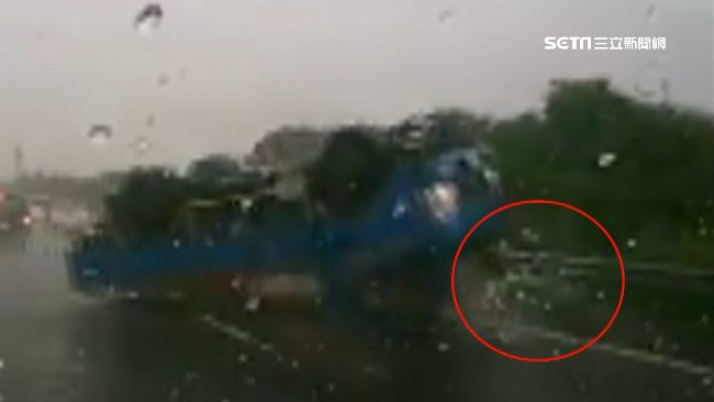雨天打滑翻車　客運追撞駕駛彈飛車外