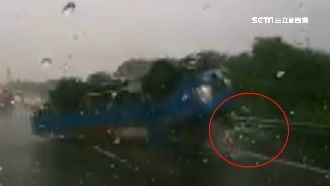 雨天打滑翻車　客運追撞駕駛彈飛車外