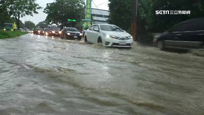 新營水淹腳踝　民眾怨：下大雨就會淹