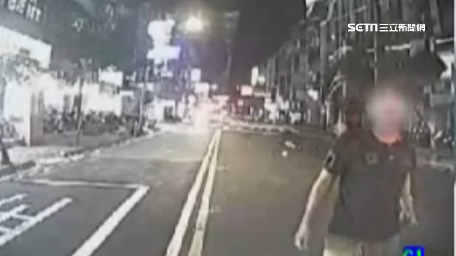 男撿錢包闖車陣被叭　怒擋公車叫囂