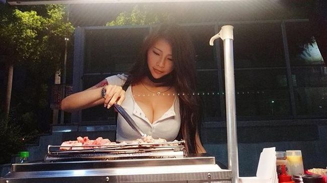 正妹打工賣牛肉　巨乳霸占半個烤台寬