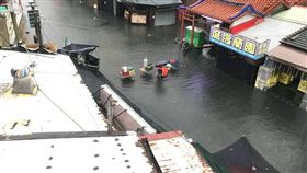 豪雨炸中南台灣！彰化淹水成「游泳池」　新寶國小停班停課
圖翻攝自~~我愛鹿港小鎮~~臉書