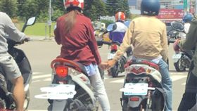 欺負魯蛇！停等紅燈情侶牽手　網哭：閃瞎單身狗(圖／翻攝自爆廢公社)