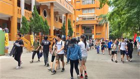 指考第2日國文科　試題重課外閱讀（1）107學年度大學指定科目考試國文科2日上午登場，學生普遍認為考題多，結合經濟、科普、圖表的命題也增加難度，平時課外閱讀的觸類旁通成拿高分關鍵。圖為考生考試告一段落後步出試場。中央社記者吳睿騏桃園攝　107年7月2日