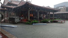 大雨下不停　鹿港龍山寺廣場淹大水！網傻眼：可以划船了　圖／翻攝臉書