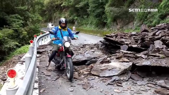 北橫公路土石坍方　騎士危險過路直擊