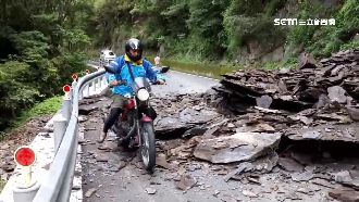 北橫公路土石坍方　騎士危險過路直擊