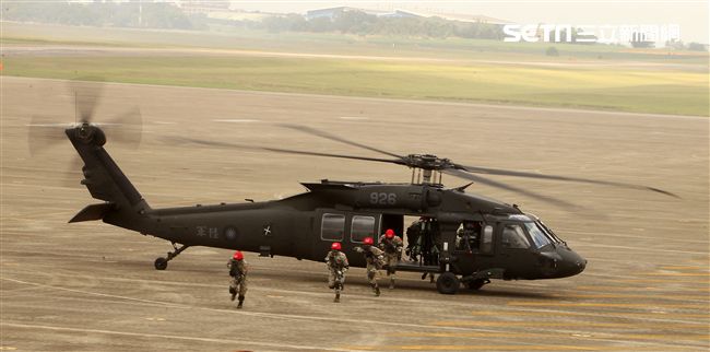 陸航UH-60M黑鷹直升機實施空中突擊著陸，空勤隊同機型也加入漢光演習。（記者邱榮吉/攝影）