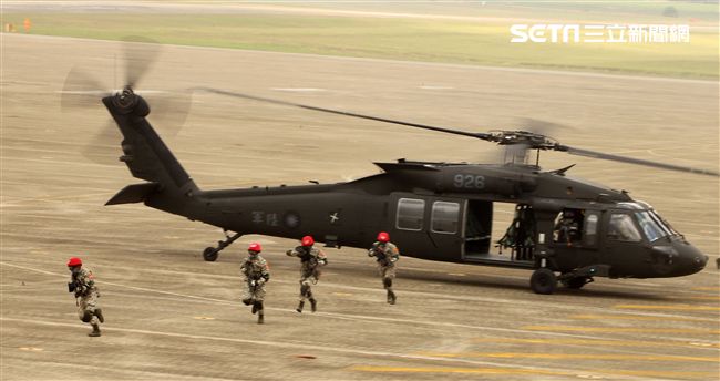 陸航UH-60M黑鷹直升機實施空中突擊著陸，空勤隊同機型也加入漢光演習。（記者邱榮吉/攝影）