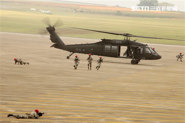 陸航UH-60M黑鷹直升機實施空中突擊著陸，空勤隊同機型也加入漢光演習。（記者邱榮吉/攝影）