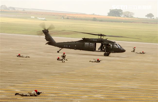 陸航UH-60M黑鷹直升機實施空中突擊著陸，空勤隊同機型也加入漢光演習。（記者邱榮吉/攝影）