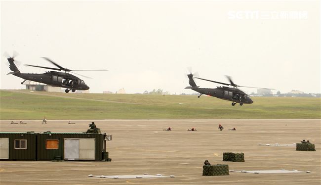 陸航UH-60M黑鷹直升機實施空中突擊著陸，空勤隊同機型也加入漢光演習。（記者邱榮吉/攝影）
