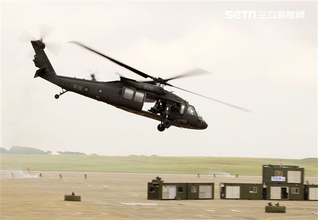 陸航UH-60M黑鷹直升機實施空中突擊著陸，空勤隊同機型也加入漢光演習。（記者邱榮吉/攝影）