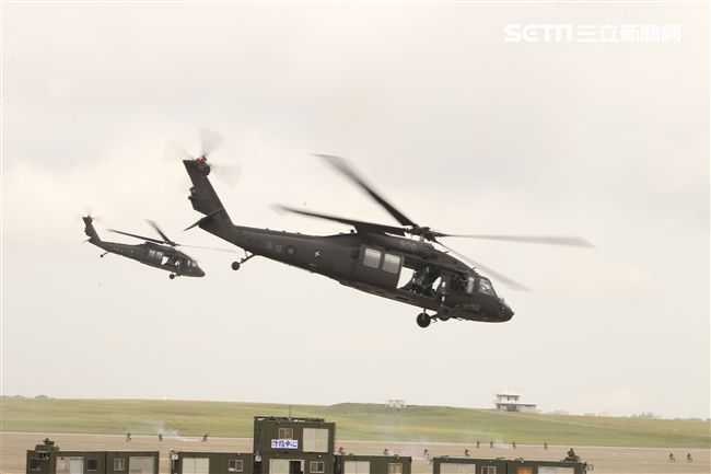 陸航UH-60M黑鷹直升機實施空中突擊著陸，空勤隊同機型也加入漢光演習。（記者邱榮吉/攝影）