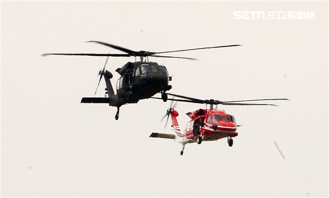 陸航UH-60M黑鷹直升機實施空中突擊著陸，空勤隊同機型也加入漢光演習。（記者邱榮吉/攝影）