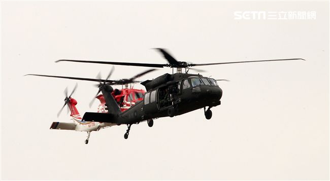 陸航UH-60M黑鷹直升機實施空中突擊著陸，空勤隊同機型也加入漢光演習。（記者邱榮吉/攝影）