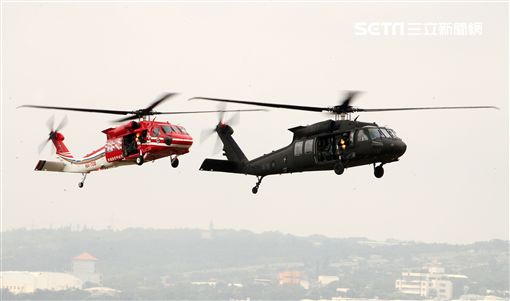 陸航UH-60M黑鷹直升機實施空中突擊著陸，空勤隊同機型也加入漢光演習。（記者邱榮吉/攝影）