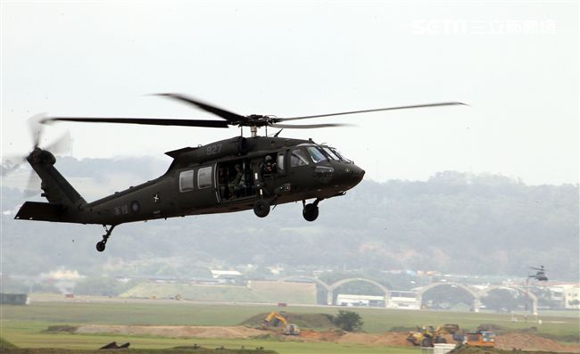 陸航UH-60M黑鷹直升機實施空中突擊著陸，空勤隊同機型也加入漢光演習。（記者邱榮吉/攝影）