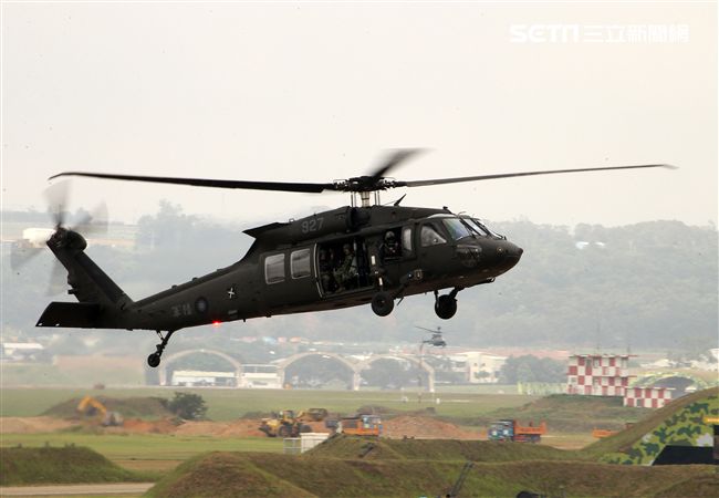 陸航UH-60M黑鷹直升機實施空中突擊著陸，空勤隊同機型也加入漢光演習。（記者邱榮吉/攝影）