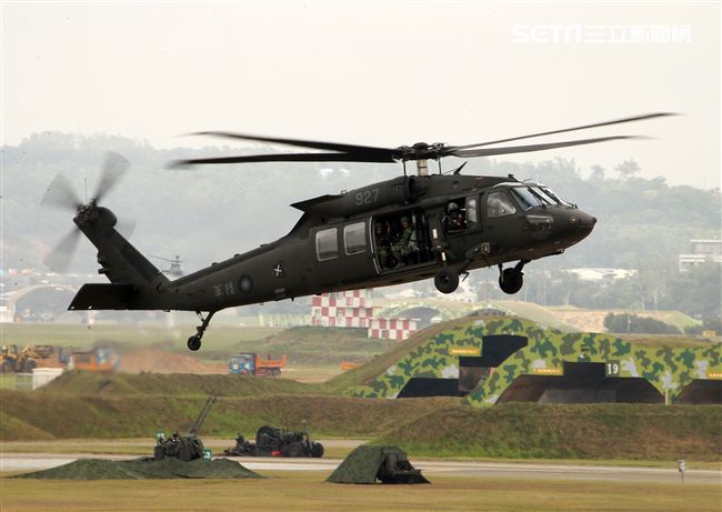 陸航UH-60M黑鷹直升機實施空中突擊著陸，空勤隊同機型也加入漢光演習。（記者邱榮吉/攝影）