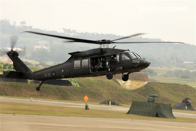 陸航UH-60M黑鷹直升機實施空中突擊著陸，空勤隊同機型也加入漢光演習。（記者邱榮吉/攝影）
