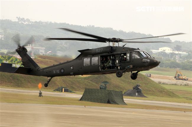 陸航UH-60M黑鷹直升機實施空中突擊著陸，空勤隊同機型也加入漢光演習。（記者邱榮吉/攝影）