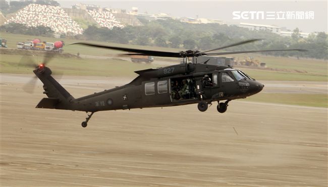 陸航UH-60M黑鷹直升機實施空中突擊著陸，空勤隊同機型也加入漢光演習。（記者邱榮吉/攝影）