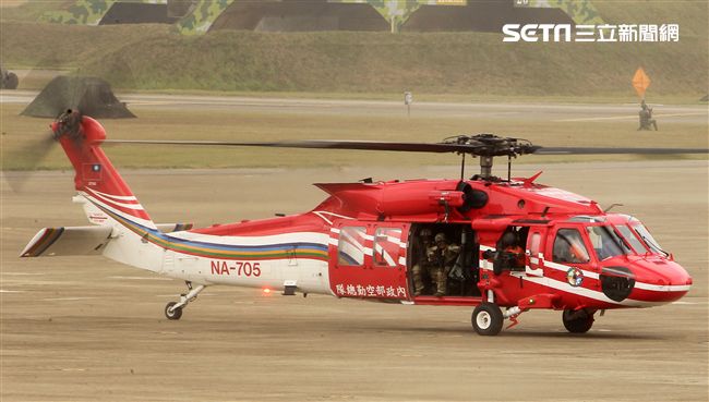陸航UH-60M黑鷹直升機實施空中突擊著陸，空勤隊同機型也加入漢光演習。（記者邱榮吉/攝影）