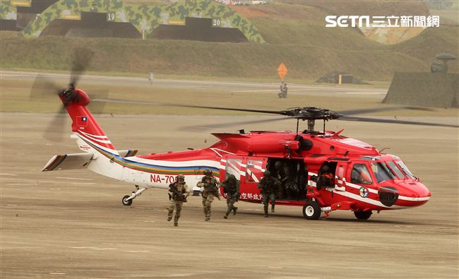 陸航UH-60M黑鷹直升機實施空中突擊著陸，空勤隊同機型也加入漢光演習。（記者邱榮吉/攝影）