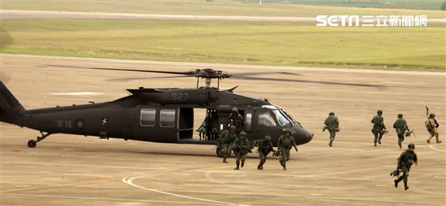 陸航UH-60M黑鷹直升機實施空中突擊著陸，空勤隊同機型也加入漢光演習。（記者邱榮吉/攝影）