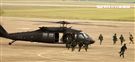 陸航UH-60M黑鷹直升機實施空中突擊著陸，空勤隊同機型也加入漢光演習。（記者邱榮吉/攝影）