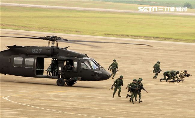 陸航UH-60M黑鷹直升機實施空中突擊著陸，空勤隊同機型也加入漢光演習。（記者邱榮吉/攝影）