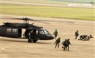 陸航UH-60M黑鷹直升機實施空中突擊著陸，空勤隊同機型也加入漢光演習。（記者邱榮吉/攝影）