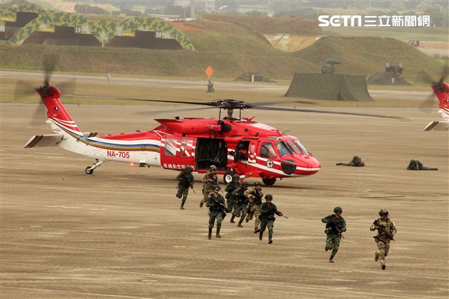 陸航UH-60M黑鷹直升機實施空中突擊著陸，空勤隊同機型也加入漢光演習。（記者邱榮吉/攝影）