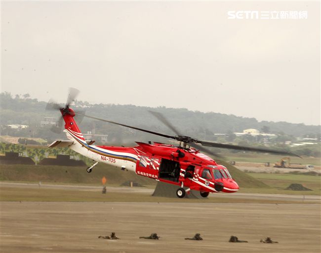 陸航UH-60M黑鷹直升機實施空中突擊著陸，空勤隊同機型也加入漢光演習。（記者邱榮吉/攝影）