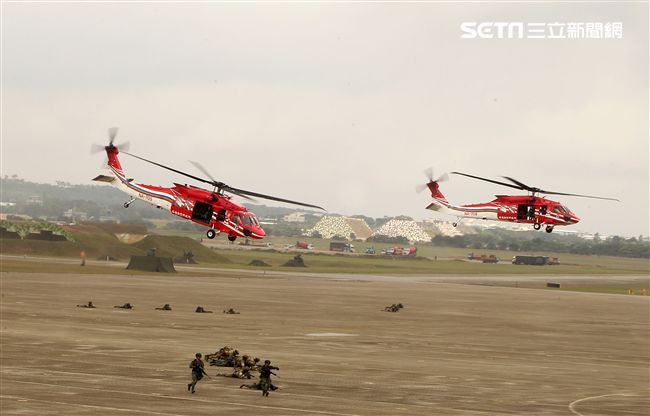 陸航UH-60M黑鷹直升機實施空中突擊著陸，空勤隊同機型也加入漢光演習。（記者邱榮吉/攝影）
