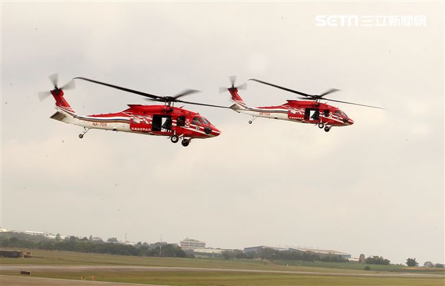 陸航UH-60M黑鷹直升機實施空中突擊著陸，空勤隊同機型也加入漢光演習。（記者邱榮吉/攝影）