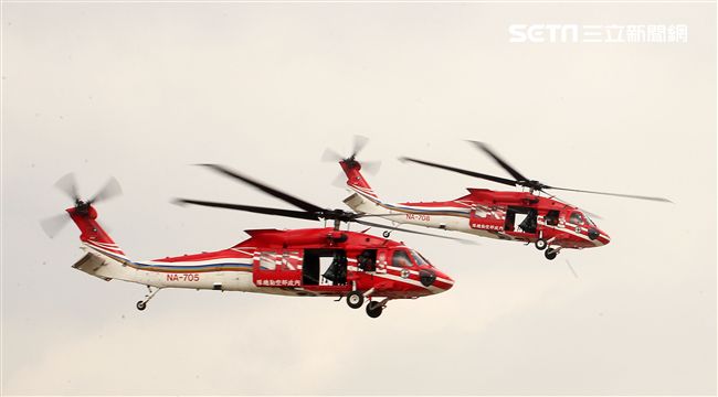 陸航UH-60M黑鷹直升機實施空中突擊著陸，空勤隊同機型也加入漢光演習。（記者邱榮吉/攝影）