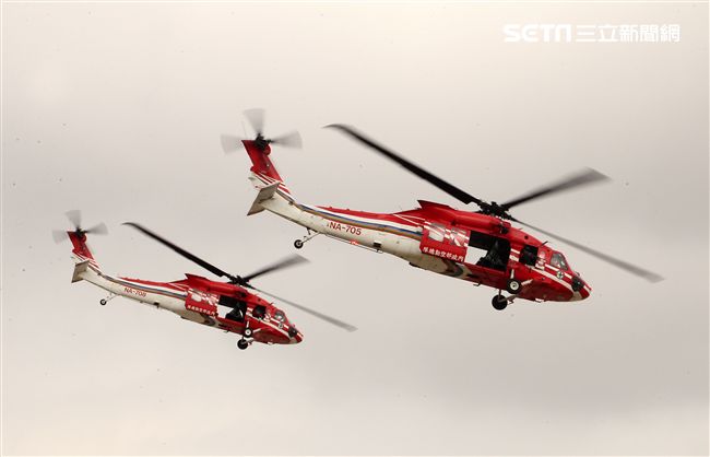 陸航UH-60M黑鷹直升機實施空中突擊著陸，空勤隊同機型也加入漢光演習。（記者邱榮吉/攝影）
