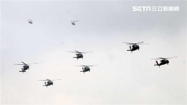 陸航UH-60M黑鷹直升機實施空中突擊著陸，空勤隊同機型也加入漢光演習。（記者邱榮吉/攝影）