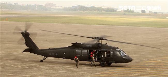 陸航UH-60M黑鷹直升機實施空中突擊著陸，空勤隊同機型也加入漢光演習。（記者邱榮吉/攝影）