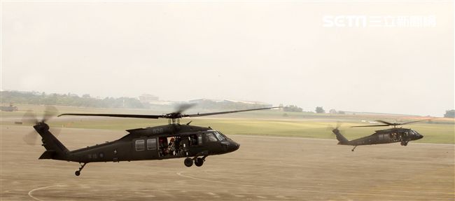 陸航UH-60M黑鷹直升機實施空中突擊著陸，空勤隊同機型也加入漢光演習。（記者邱榮吉/攝影）