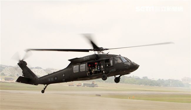 陸航UH-60M黑鷹直升機實施空中突擊著陸，空勤隊同機型也加入漢光演習。（記者邱榮吉/攝影）