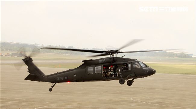 陸航UH-60M黑鷹直升機實施空中突擊著陸，空勤隊同機型也加入漢光演習。（記者邱榮吉/攝影）