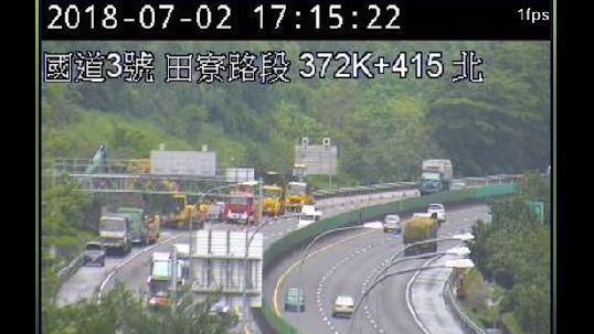 國道3號邊坡土石滑落　外線車道封閉
