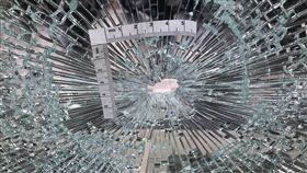 新北市,永和,中和路,房仲公司,石頭,落地窗,破裂